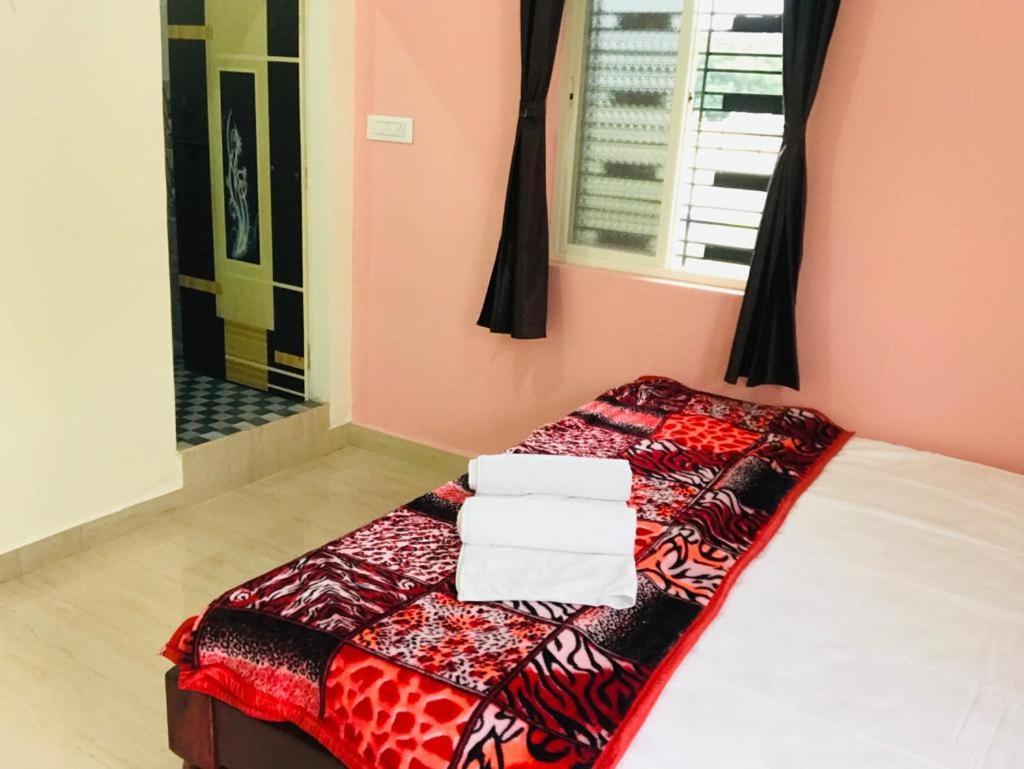 Veeru Homestay Hospet Bagian luar foto