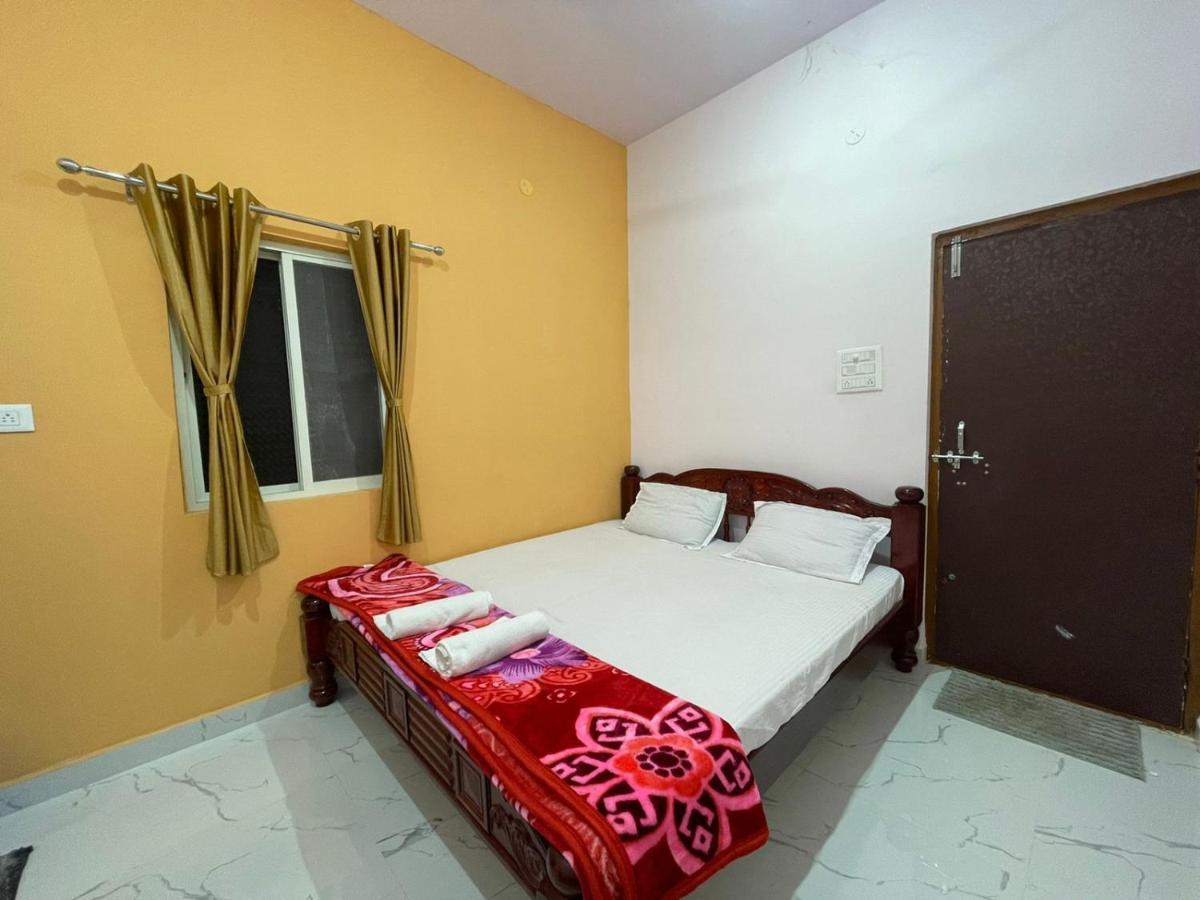 Veeru Homestay Hospet Bagian luar foto