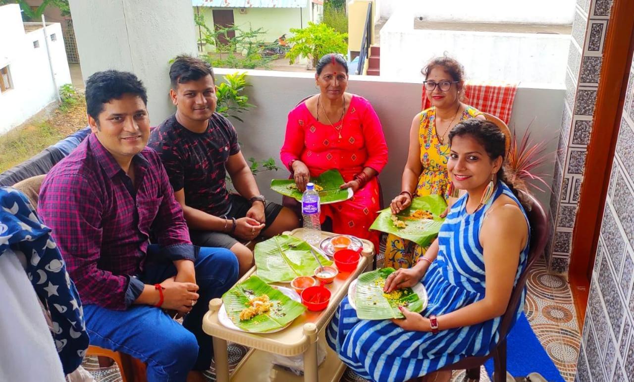 Veeru Homestay Hospet Bagian luar foto