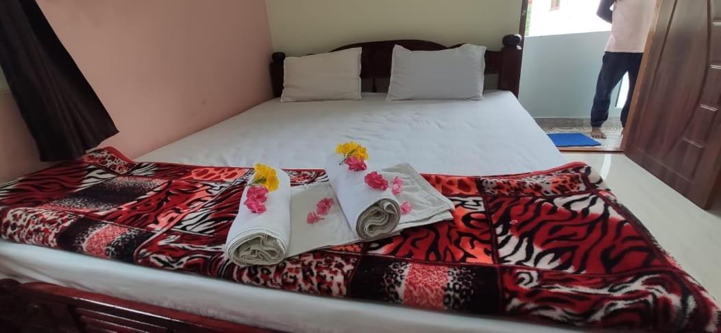 Veeru Homestay Hospet Bagian luar foto