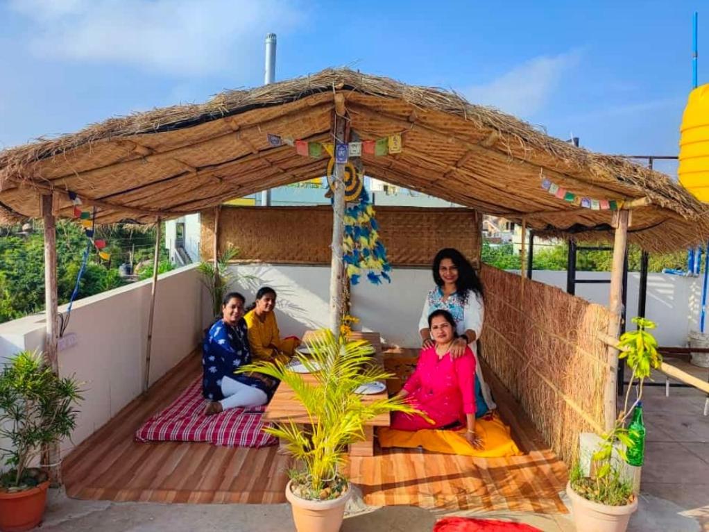 Veeru Homestay Hospet Bagian luar foto